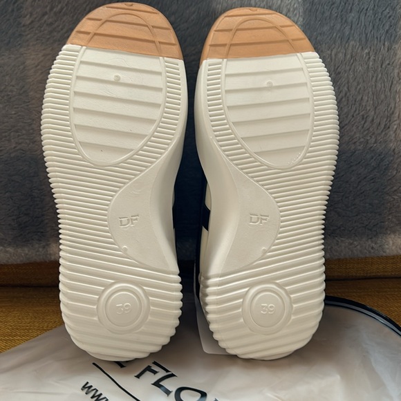 DeFlorance stylish kicks - Picture 3 of 3